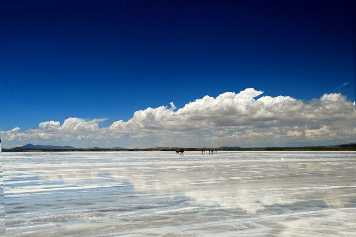 1024px-Vista_del_Salar_de_Uyuni-1.jpg