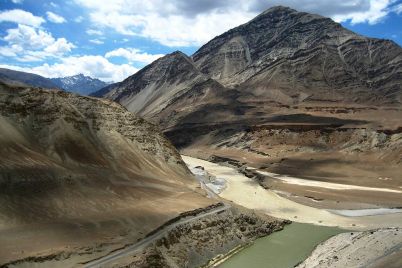 1024px-Zanskar_and_Indus_river_confluence_in_Ladakh-2.jpg