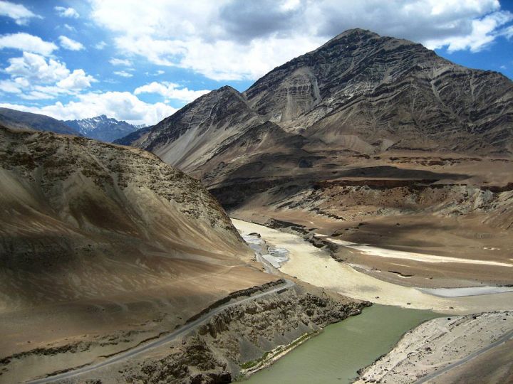 1024px-Zanskar_and_Indus_river_confluence_in_Ladakh-2.jpg