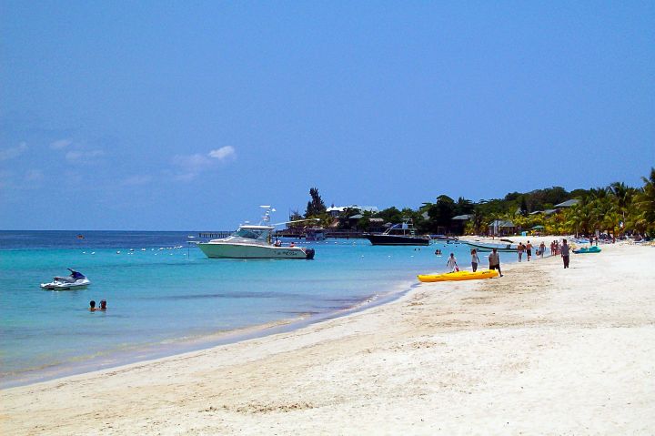 2048px-West_Bay_Beach_-Roatan_-Honduras-23May2009-g-1.jpg
