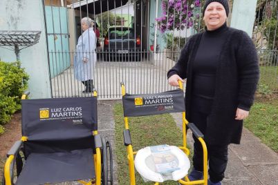 Marcia-Cordeiro-recebendo-cadeiras-para-seu-esposo-Pedro-Cordeiro-CIC-Ctba.jpeg