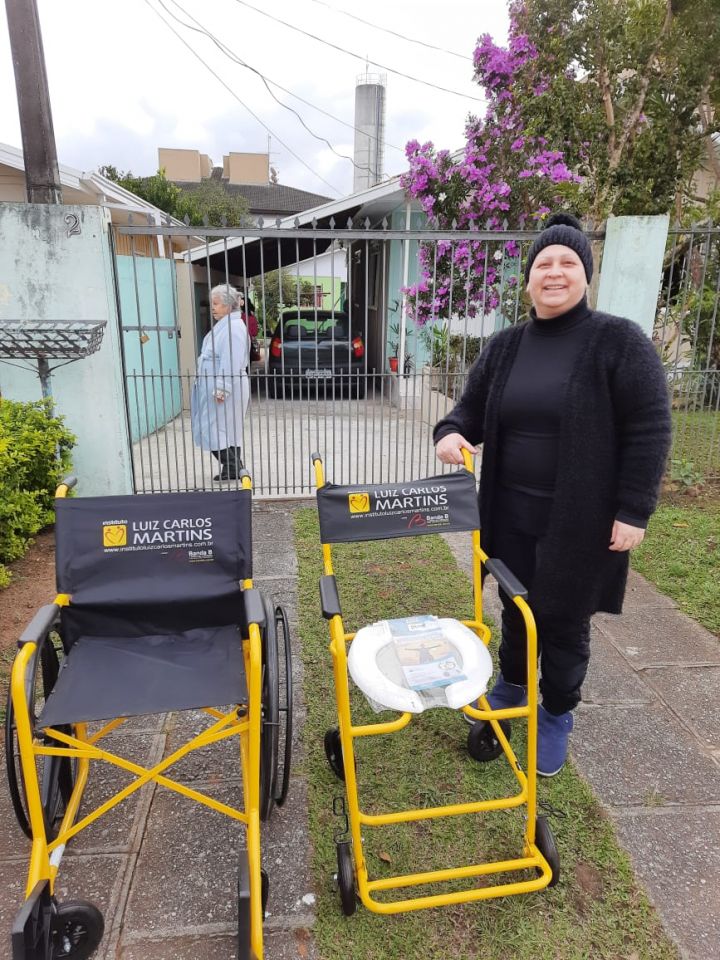 Marcia-Cordeiro-recebendo-cadeiras-para-seu-esposo-Pedro-Cordeiro-CIC-Ctba.jpeg